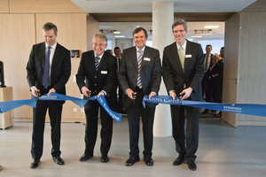  Die Unternehmensleitung von Emerson eröffnet zusammen mit dem Bürgermeister von Aachen das neue Europe Solution Center. 