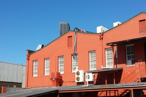  Die Schlange an der Fassade: In Australien schlängelt sich bloß die Klimaleitung über Dach und Fassade. 
