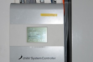  Der Kern der Anlage: Der "chillii System Controller" der SolarNext AG, Bernau, der das Gesamtsystem aus integrierten Hocheffizienzpumpen und Ventilen zur Kühlung der Serverräume der ORWO Net AG steuert. 