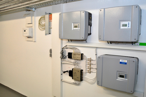  Haustechnik unter sich: Unter anderem drei Wechselrichter der PV-Anlage sowie (ganz links) der Wärmepumpen-Regler 