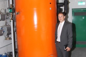  Jörn Wissing, Key Account Manager bei der Epta Deutschland GmbH, vor dem 3000 Liter fassenden Warmwasserspeicher 