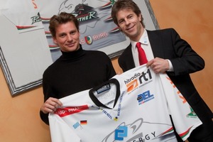  Olaf von Hößlin-Marcard und der AEV-Sportmanager Duanne Moeser präsentieren das Trikot mit dem CoolEnergy-Logo 