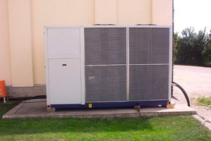  Ein solcher 21-kW-Kaltwassersatz wurde auf dem Gebäudedach installiert. Er versorgt neben dem Kühlraum zusätzlich Klimageräte im MSR-Schaltraum des Unternehmens 