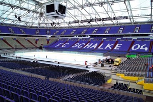 Mobile Eisfläche statt Rasen in der Veltins-Arena 
