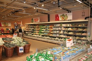  Frischebereich mit Kühlregalen im Migros-Supermarkt 