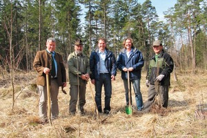  Startschuss für die Aktion KlimaWald! mit den Geschäftsführern Peter und Armin Spengler, sowie Hartmut Dauner, Forstdirektor der Stadt Augsburg, mit seinen Mitarbeitern 