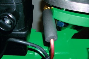  Bild 3: Eine vollflächige Verklebung von zugeschnittenem Armaflex Schlauchmaterial auf den Kapillarrohrleitungen erhöht die Sicherheit des Dämmkonzeptes 
