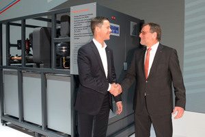  Dr. Frank Schmidt, CEO der Viessmann Kühlsysteme Division (rechts), besiegelte auf der EuroShop die Kooperation mit ALDI Nord per Handschlag mit dem Projektverantwortlichen Christian Fleck.  