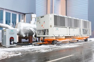  Luftgekühlter acr-Mietflüssigkeitskühler mit einer Kälteleistung von 1600 kW / je Einheit und das dazugehörige Pumpenmodul mit einer Förderleistung von 230 m³/h. Im Hintergrund eine hydraulische Weiche mit einem Volumen von 15000 Liter  