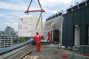  Kombiniert wurde die Kältemaschine mit zwei adiabaten Rückkühlern, die auf dem Dach aufgestellt wurden; entscheidender Vorteil hierbei ist die Energie- und Kosteneffizienz bei geringer Schallemission 