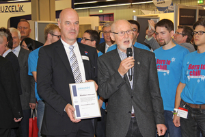  Bundesinnungsmeister Heribert Baumeister (links) überreichte auf der Chillventa die Silberne Ehrennadels des BIV an Adalbert Stenzel (rechts) 