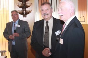  Horst-Rüdiger Krä (re.) gratuliert dem neu gewählten Präsidenten des VDKF Wolfgang Zaremski (Mitte), links im Bild Wahlleiter Karl-Heinz Thielmann  
