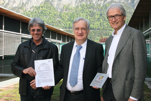  Zertifikatsübergabe mit dem Architekten Raimund Rainer, Prof. Dr. Wolfgang Feist, und MPreis-Geschäftsführer Hansjörg Mölk 