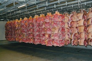  Schlachtfrisches Schweinefleisch aus Dänemark vor der Weiterverarbeitung  