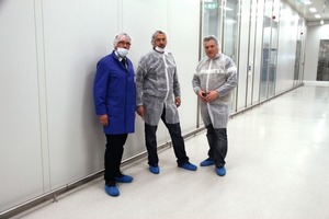  Die drei Projektverantwortlichen Rainer Wibbelmann, Klaus Gering und Jan Brockschmidt in einem Flur der neuen Produktionshalle 