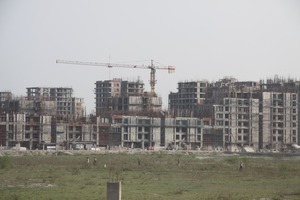  Die Baubranche boomt in Indien - allerorten enstehen neue Wohn- und Geschäftskomplexe, z.T. mitten auf der grünen Wiese 