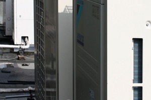  Auf dem Dach des Firmengebäudes wurden die 13 Jahre alten VRV-Außengeräte gegen neue „VRV-Q“-Geräte ausgetauscht 
