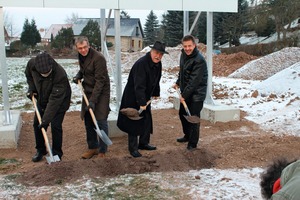  Bürgermeister Jochen Napiralla, Landesinnungsmeister Jürgen Kaul sowie Geschäftsführer Manfred Seikel und Schulleiter Jörg Peters beim  Spatenstich (von links nach rechts). 