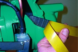  Bild 2: Sollten Farbanstrich und Verklebungssystem nicht kompatibel sein, sollte im Endstellen­bereich ein selbstklebendes Elastomer-Band eingesetzt werden 