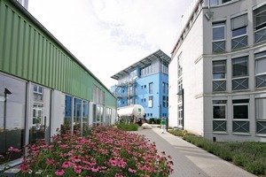  Das neue Bionorica-Verwaltungsgebäude (Mitte), links die Energiezentrale 