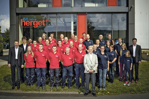  Das Team im Jubiläumsjähr um Geschäftsführer Georg Herget (rechts im Bild) und seinen beiden Brüdern Michael und Jochen (1. und 2. v. links). In der Bildmitte: Firmengründer und Senior-Chef Walter Herget. 