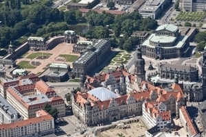  Luftaufnahme des Dresdner Residenzschlosses, des Zwingers und der Semperoper 