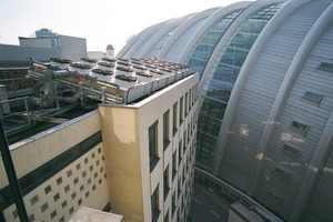  Bild 4: Rückkühler-Anordnung für das Ludwig-Erhard-Haus (rechts) auf einem ­Nebengebäude; durch die Schrägaufstellung der Geräte sind diese für den Betrachter auf der Straße nicht sichtbar 