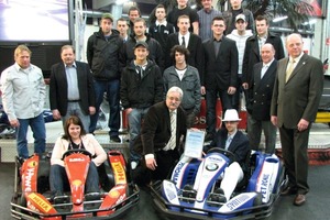  Gruppenbild mit Dame – Freisprechungsfeier auf der längsten Indoor-Kartbahn der Welt; vorne rechts im Wagen der Prüfungsbeste Dietmar Werth 