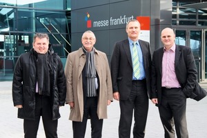  Heribert Lausser (Karl Lausser GmbH), Jürgen Alber (LU-VE Contardo), Steffen Zschunke (Johnson Controls), Anton Heisler (Messe Frankfurt), vor dem Eingang des Portalhauses  