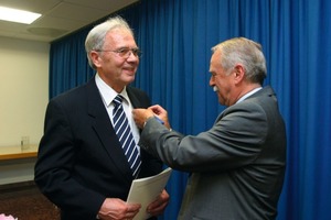  Horst Herr erhielt in Rahmen einer Feierstunde die Goldene Ehrennadel der Bundesfachschule, rechts im Bild BFSGeschäftsführer Manfred Seikel 