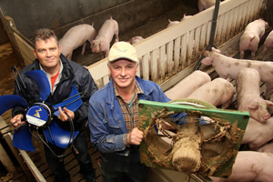  Elektromeister Bernd Häffner (links) installiert bei Landwirt Paul Neff einen neuen Landwirtschaftsventilator „FFowlet“ mit EC-Motor. 