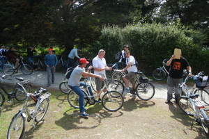  Fortbewegungsmittel an Land: Fahrräder. Per Radtour gingen die Crews am Samstag Nachmittag auf Schatzsuche. 