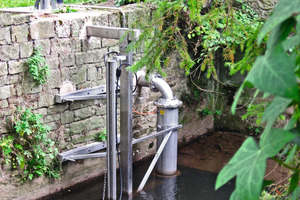  Entnahmestelle für das Flusswasser: Etwa zehn Liter Flusswasser werden hier pro Sekunde mit einer Tauchpumpe entnommen.  