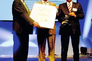  Umweltminister Franz Untersteller verlieh ebm-papst den zweiten Platz beim Umwelttechnikpreis 2011 in der Kategorie Energieeffizienz, (v.l.n.r): Franz Untersteller, Umweltminister des Landes Baden-Württemberg, Dr. Bruno Lindl, Geschäftsführung Forschung & 