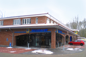  Der EDEKA-Lebensmittelmarkt Reinhardt in Großhansdorf bei Hamburg wurde mit einem Kälte-Wärme-Verbund unter Einbindung von Energiespeichern und Geothermie entwickelt.  