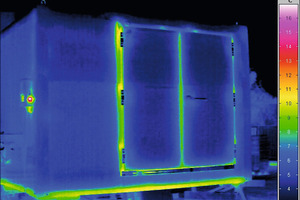  Infrarot-Foto eines begehbaren Thermosystems Typ KMC 360 Eco mit 2-flügeliger Klimatür 100 mm PU-Isolation und minimalen Wärmebrücken 