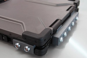  Gummiarmierungen am Metallgehäuse und andere Details machen die mobilen Rechner baustellentauglich 