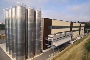  Energie- und platzsparende Container-Kühlanlage mit Kaltwassersätzen „SKL“ und energiesparender „hermeticool“-Technologie: eine maßgeschneiderte Lösung für den Kunden 