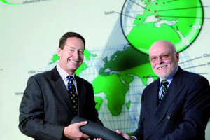  Dr. Mark Harakal (links) übernimmt den Geschäftsführerposten von Ulrich Weimer (rechts) 