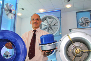  Gerhard Leutwein, Leiter der Elektronikentwicklung bei Ziehl-Abegg, präsentiert neben einem alten Gerät (rechts) aktuelle Technik: einen modernen EC-Motor und einen Radialventilator Cpro aus Hochleistungskunststoff.     