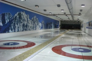  Auf 2400 m² Eisfläche stehen im Sportpark Kitzbühel zwei moderne Curlingbahnen (Bild) und 14 Eisstockbahnen zur Verfügung 