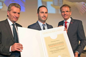  Christian Nativo (Mitte) mit Ehrenurkunde, überreicht von EU-Kommissar Günther Oettinger (links) und Andreas Ehlert, Präsident der Handwerkskammer Düsseldorf (rechts) 