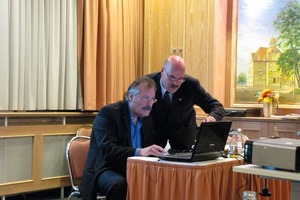  Zumindest ein gemeinsames Ziel vereint: Wolgang Zaremski und Heribert Baumeister auf der Suche nach der Präsentation 