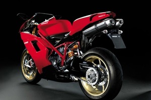  Ducati produziert im italienischen Bologna rassige Motorräder. Dabei zeichnen sich die Zweiräder durch aggressives Design und beeindruckende Leistungsstärke aus 