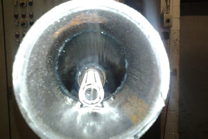  Der Sensor wurde im Rohrkrümmer montiert. Der Sensor muss an der Unterseite des Rohrs montiert werden, da das Kältemittel/Gas eine Zweiphasenströmung aufweist. 