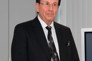  Hans P. Meurer (Verkaufs- und Marketingleiter) schilderte während einer Pressekonferenz am 4. Dezember 2009 die Auswirkungen der Wirtschaftskrise auf das Unternehmen Bitzer 