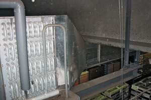  Bild 1: Die Kühler waren unter der Decke platziert und vom Dach nur unter erschwerten Bedingungen mit einer Einstiegsluke zu erreichen 