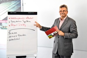  Moderierte PersonalsuchePersonalberater Ewald W. Schneider im Bewerber-Workshop bei der Stöver GmbH 