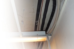  Erschwerte Bedingungen bei der Rohrvorverlegung: Die Rohre mussten in der abgehängten Decke verlegt werden 