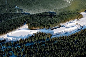  Die Skihalle in Oberhof gilt sowohl für den Leistungsport als auch bei Freizeitsportlern als das ganzjährige Zentrum für den nordischen Skisport 